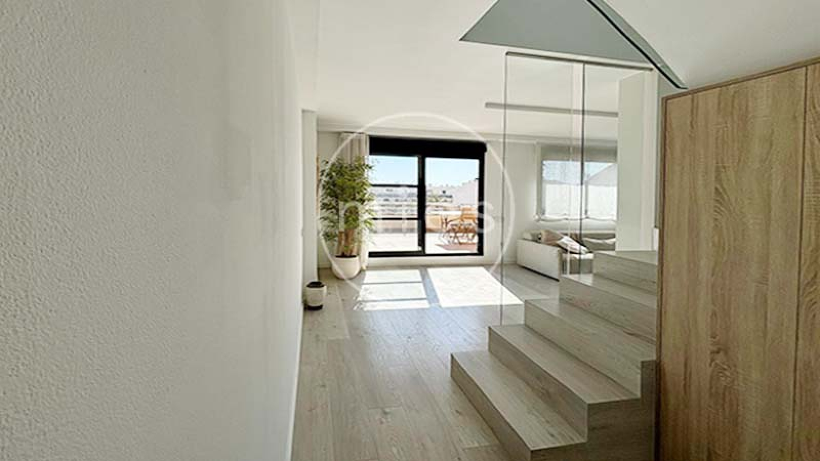Minimalismo clásico, ático dúplex en Picanya, ático en Valencia, vivienda exclusiva Picanya, diseño minimalista, casa reformada Picanya, hogar luminoso Picanya, inmobiliaria en Picanya, vivienda cerca de Valencia, atico con terrazas, Mies Gestión Inmobiliaria  