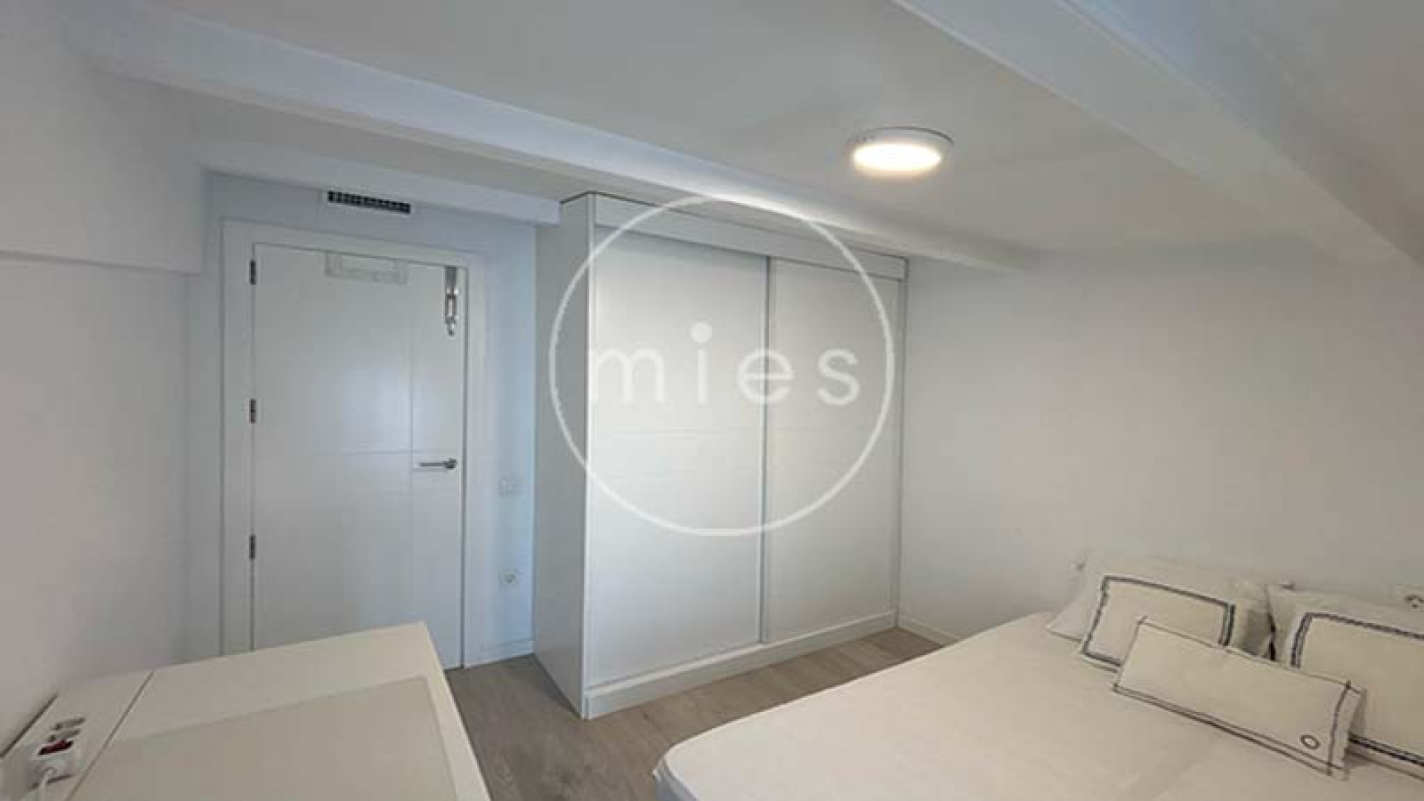Minimalismo clásico, ático dúplex en Picanya, ático en Valencia, vivienda exclusiva Picanya, diseño minimalista, casa reformada Picanya, hogar luminoso Picanya, inmobiliaria en Picanya, vivienda cerca de Valencia, atico con terrazas, Mies Gestión Inmobiliaria  