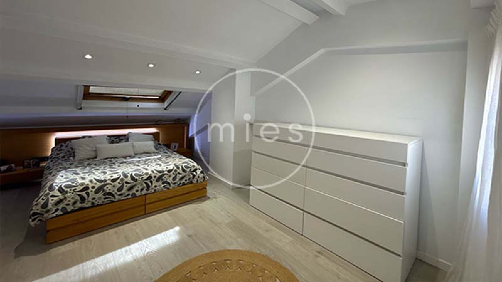 Minimalismo clásico, ático dúplex en Picanya, ático en Valencia, vivienda exclusiva Picanya, diseño minimalista, casa reformada Picanya, hogar luminoso Picanya, inmobiliaria en Picanya, vivienda cerca de Valencia, atico con terrazas, Mies Gestión Inmobiliaria  