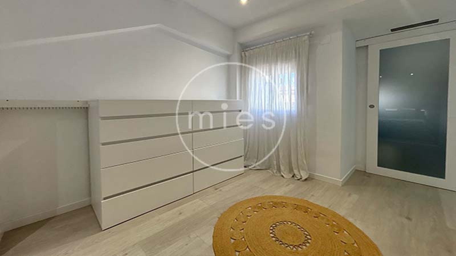 Minimalismo clásico, ático dúplex en Picanya, ático en Valencia, vivienda exclusiva Picanya, diseño minimalista, casa reformada Picanya, hogar luminoso Picanya, inmobiliaria en Picanya, vivienda cerca de Valencia, atico con terrazas, Mies Gestión Inmobiliaria  