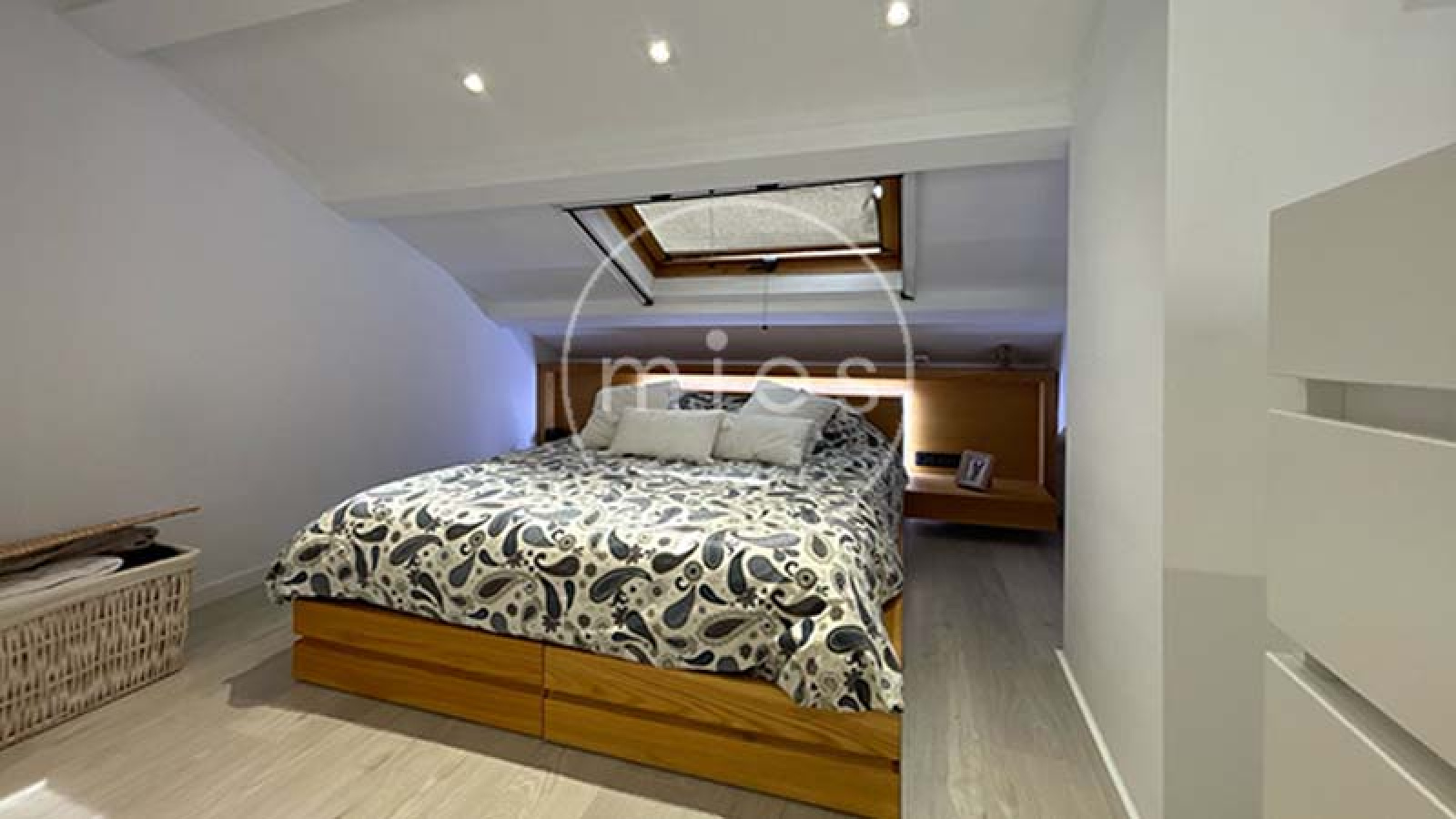 Minimalismo clásico, ático dúplex en Picanya, ático en Valencia, vivienda exclusiva Picanya, diseño minimalista, casa reformada Picanya, hogar luminoso Picanya, inmobiliaria en Picanya, vivienda cerca de Valencia, atico con terrazas, Mies Gestión Inmobiliaria  