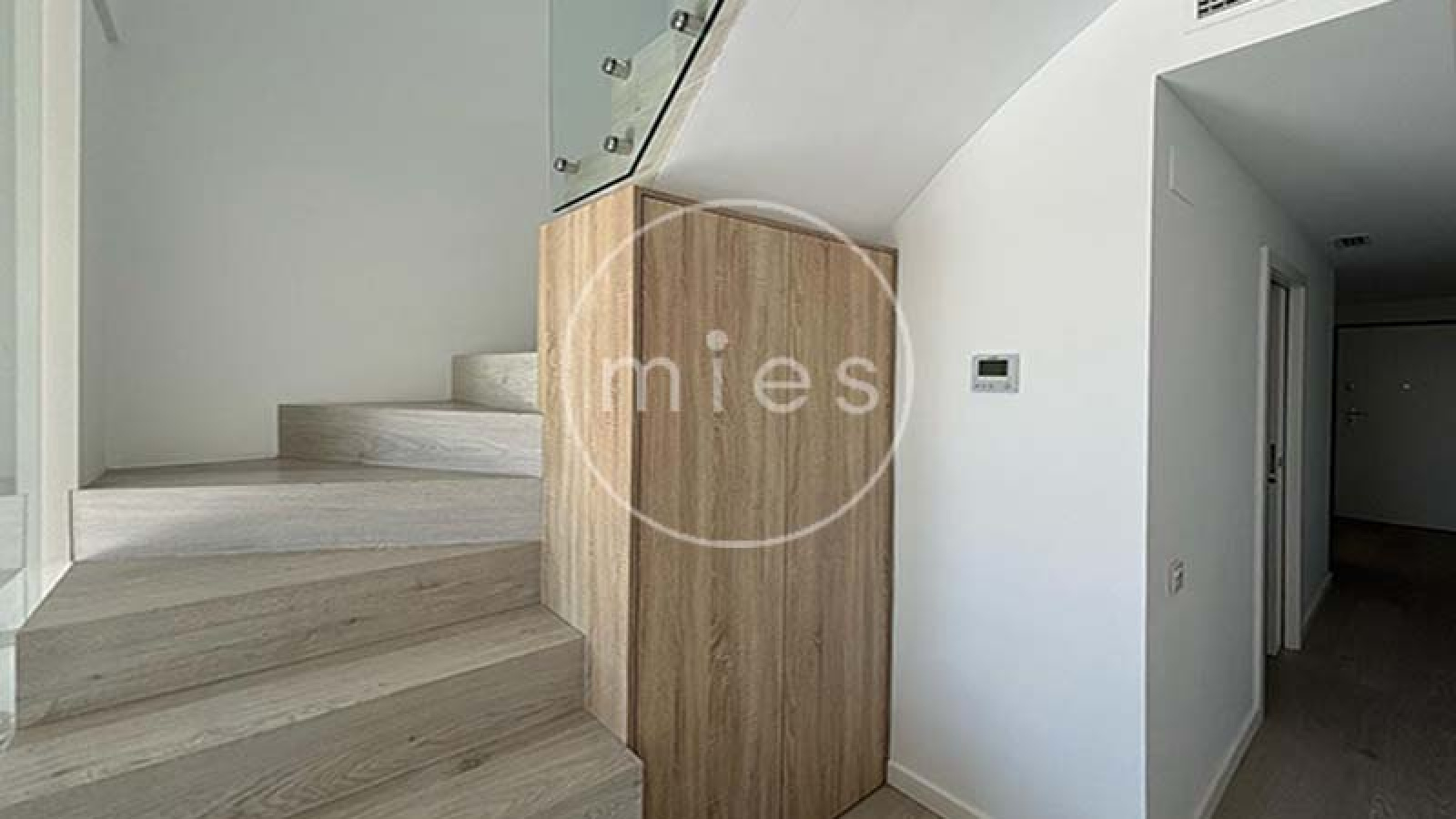 Minimalismo clásico, ático dúplex en Picanya, ático en Valencia, vivienda exclusiva Picanya, diseño minimalista, casa reformada Picanya, hogar luminoso Picanya, inmobiliaria en Picanya, vivienda cerca de Valencia, atico con terrazas, Mies Gestión Inmobiliaria  