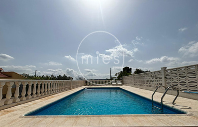 SEÑALIZADO - Chalet con piscina en Urb. Cañapar Turis