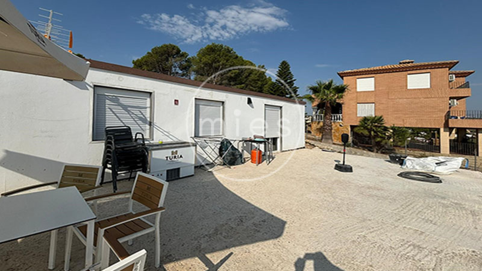 chalet en venta Altury, chalet con piscina Turís, casa moderna Turís, Urbanización Altury Valencia, comprar chalet en Turís, MIES Inmobiliaria, chalet modular Altury, vivienda con piscina Turís, casa en urbanización Altury, inmueble en venta Valencia