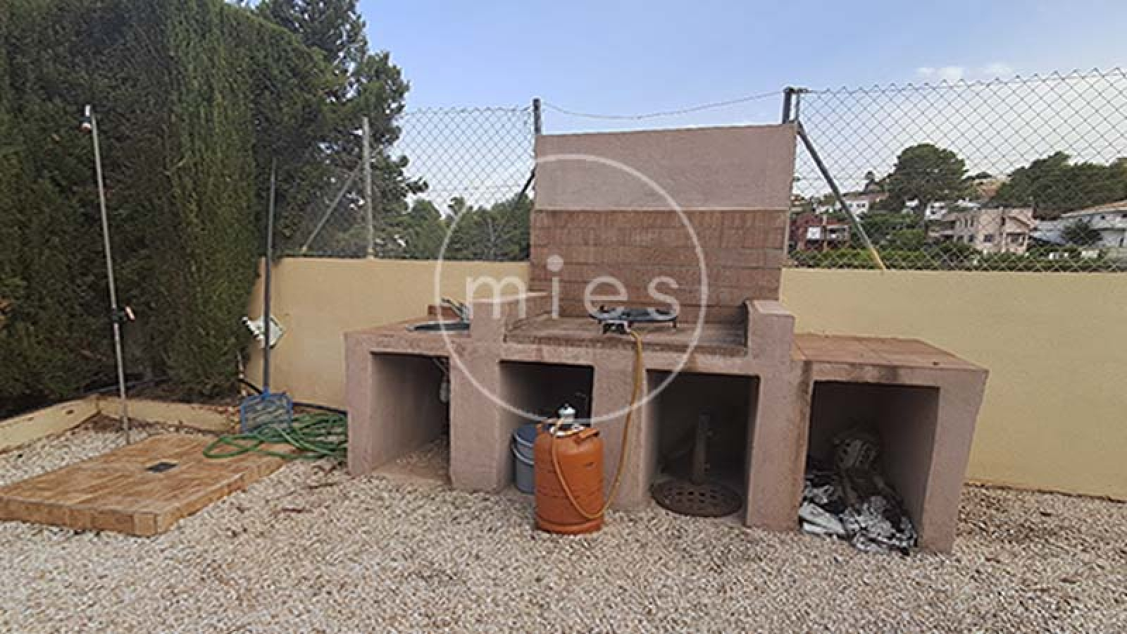 mies inmobiliaria vende chalet en altury turis independiente piscina