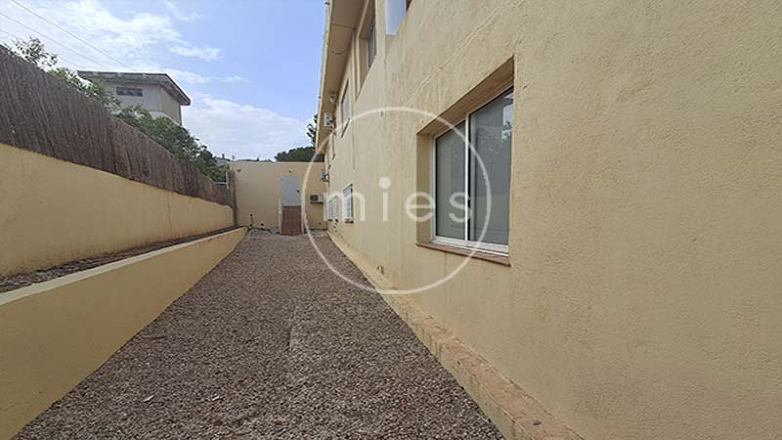 mies inmobiliaria vende chalet en altury turis independiente piscina