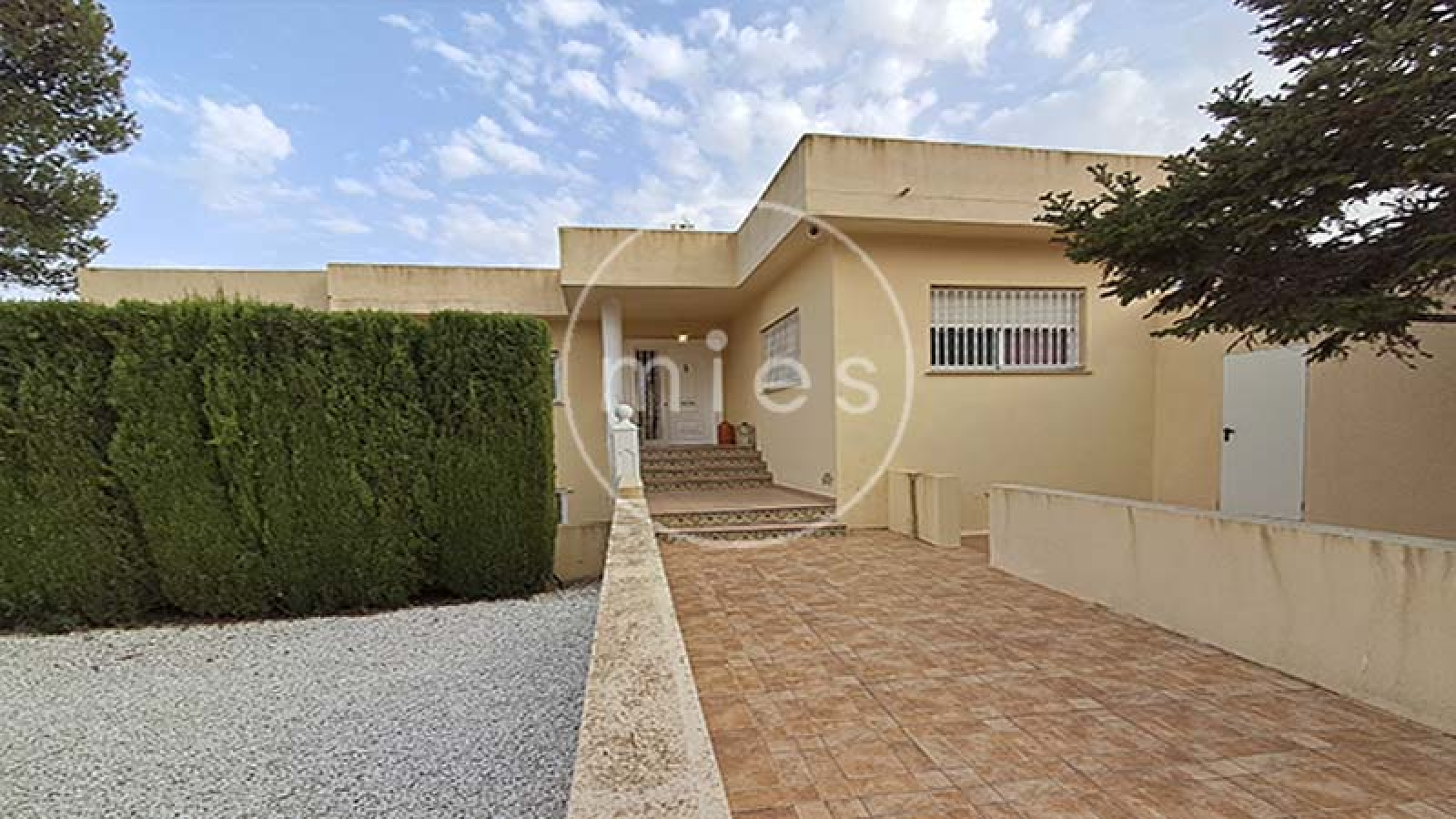 mies inmobiliaria vende chalet en altury turis independiente piscina