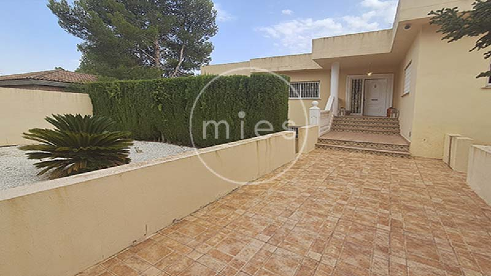 mies inmobiliaria vende chalet en altury turis independiente piscina
