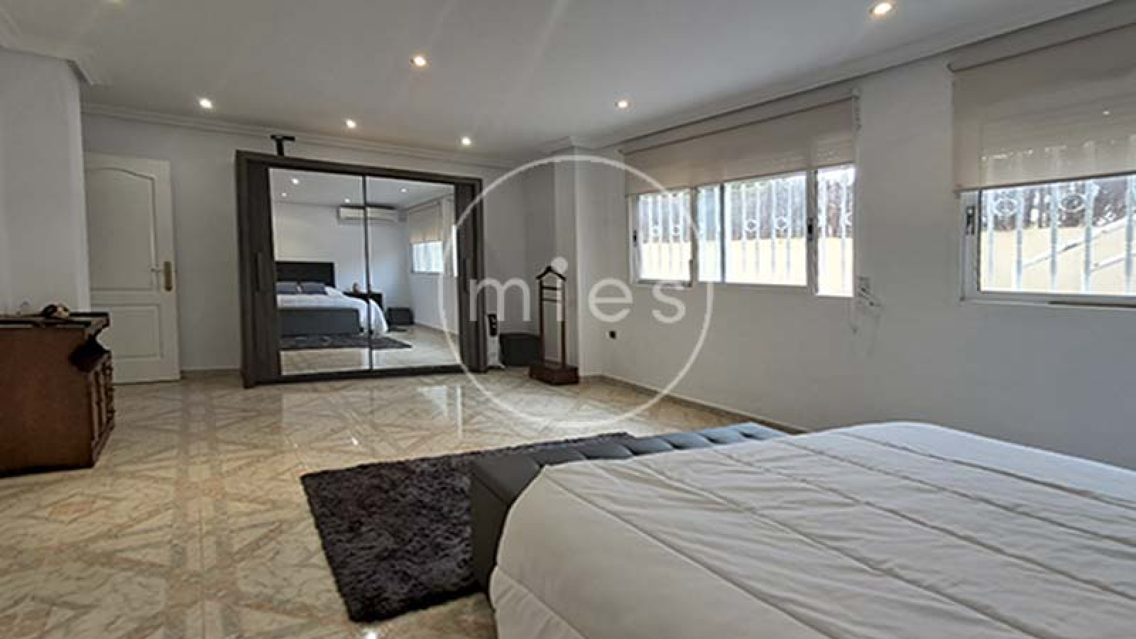 mies inmobiliaria vende chalet en altury turis independiente piscina