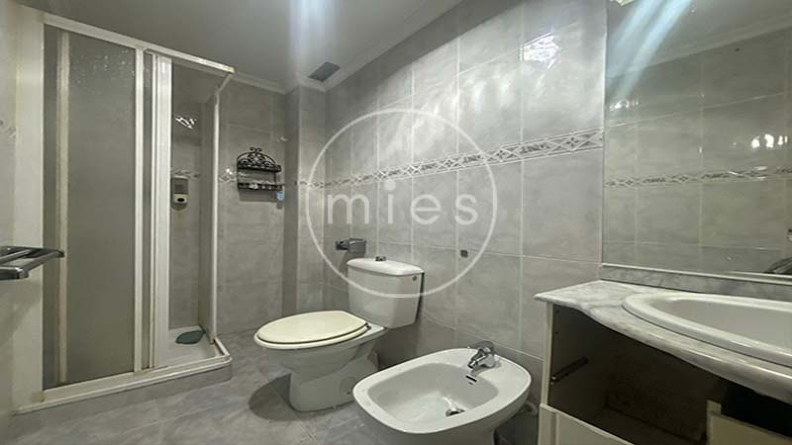  Mies Gestión Inmobiliaria pone a la venta este interesante piso VPO en CON GARAJE, TRASTERO Y PATIO,  ideal para quienes buscan una vivienda con potencial y una excelente ubicación en Paiporta.  La vivienda se encuentra a la entrada del municipio, en una zona muy cómoda donde no es necesario utilizar vehículo para el día a día. En los alrededores dispone de todo tipo de servicios: supermercados, bares, colegios, peluquerías, parada de metro y otros comercios. Paiporta forma parte del área metropolitana de Valencia, dentro de la comarca de l’Horta Sud, y destaca por su ambiente tranquilo y su buena comunicación con la capital.  El piso cuenta con tres habitaciones (dos dobles y una individual), dos cuartos de baño completos (uno con bañera y otro con plato de ducha), salón comedor, cocina independiente y terraza con lavadero.  La distribución es práctica y funcional. Al acceder a la vivienda encontramos un pequeño recibidor que da paso a dos de las habitaciones. Un pasillo conduce al cuarto de baño general, a la habitación principal con baño en suite y al salón comedor. Frente al salón se ubica la cocina, con salida directa a la terraza y al lavadero.  La vivienda está para reformar, lo que permite adaptarla a las necesidades y gustos de su futuro propietario. Gracias a su distribución y a su ubicación, ofrece múltiples posibilidades de renovación y mejora. Ubicada en una finca bien conservada de 1996, con calificación de VPO hasta diciembre de 2026, luego será de renta libre. La vivienda se ubica en la planta baja, y el patio corresponde al deslunado de la finca. Si estás pensando en cambiar de casa o en invertir en una zona con gran demanda, esta es una excelente oportunidad. Ponte en contacto con nosotros y agenda una visita. En Mies Gestión Inmobiliaria estaremos encantados de acompañarte en todo el proceso para que descubras tu próximo hogar en Paiporta.