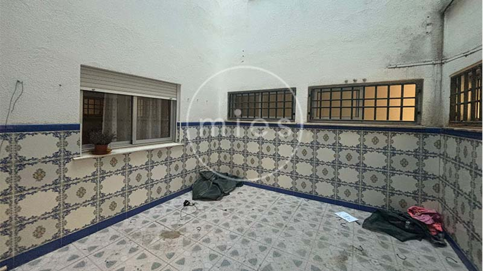  Mies Gestión Inmobiliaria pone a la venta este interesante piso VPO en CON GARAJE, TRASTERO Y PATIO,  ideal para quienes buscan una vivienda con potencial y una excelente ubicación en Paiporta.  La vivienda se encuentra a la entrada del municipio, en una zona muy cómoda donde no es necesario utilizar vehículo para el día a día. En los alrededores dispone de todo tipo de servicios: supermercados, bares, colegios, peluquerías, parada de metro y otros comercios. Paiporta forma parte del área metropolitana de Valencia, dentro de la comarca de l’Horta Sud, y destaca por su ambiente tranquilo y su buena comunicación con la capital.  El piso cuenta con tres habitaciones (dos dobles y una individual), dos cuartos de baño completos (uno con bañera y otro con plato de ducha), salón comedor, cocina independiente y terraza con lavadero.  La distribución es práctica y funcional. Al acceder a la vivienda encontramos un pequeño recibidor que da paso a dos de las habitaciones. Un pasillo conduce al cuarto de baño general, a la habitación principal con baño en suite y al salón comedor. Frente al salón se ubica la cocina, con salida directa a la terraza y al lavadero.  La vivienda está para reformar, lo que permite adaptarla a las necesidades y gustos de su futuro propietario. Gracias a su distribución y a su ubicación, ofrece múltiples posibilidades de renovación y mejora. Ubicada en una finca bien conservada de 1996, con calificación de VPO hasta diciembre de 2026, luego será de renta libre. La vivienda se ubica en la planta baja, y el patio corresponde al deslunado de la finca. Si estás pensando en cambiar de casa o en invertir en una zona con gran demanda, esta es una excelente oportunidad. Ponte en contacto con nosotros y agenda una visita. En Mies Gestión Inmobiliaria estaremos encantados de acompañarte en todo el proceso para que descubras tu próximo hogar en Paiporta.