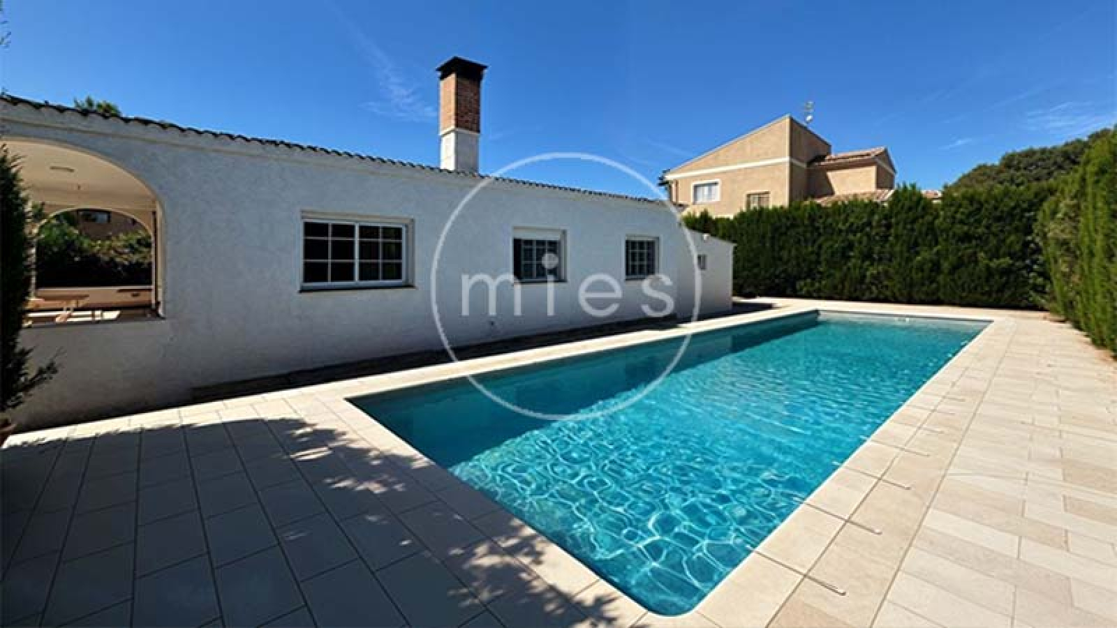 mies agencia inmobiliaria vende chalet urbano turis